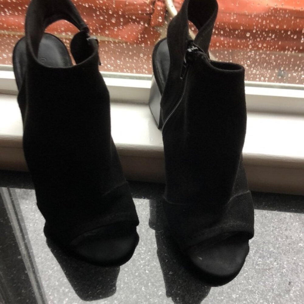 Peep toe
